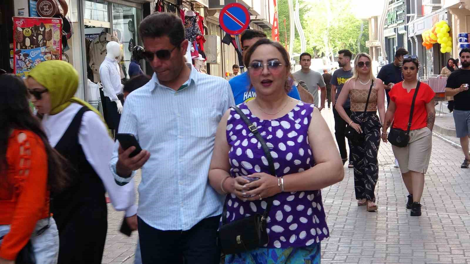 İranlı Turistler Van Esnafının Yüzünü Güldürdü