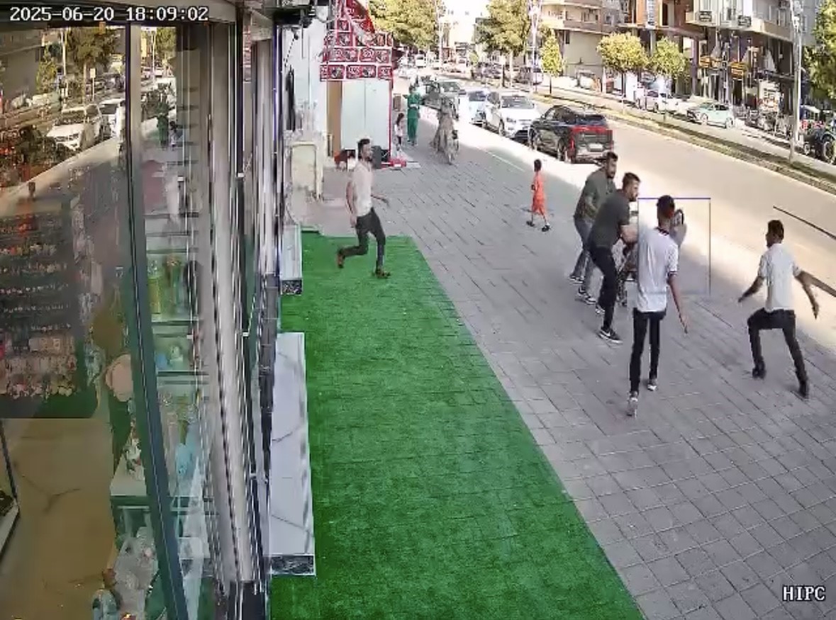 Kavga ederken yere düştü, minibüs çarptı