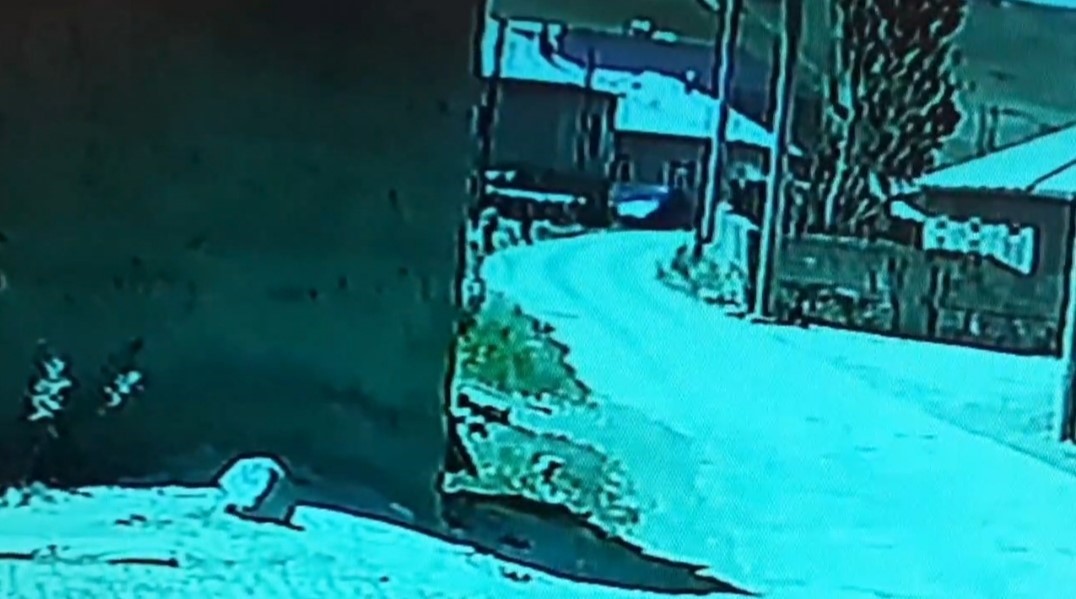 Van Özalp’ta Lastiği Patlayan Kamyonet Duvara Çarptı: Çocuklar Panikle Kaçtı