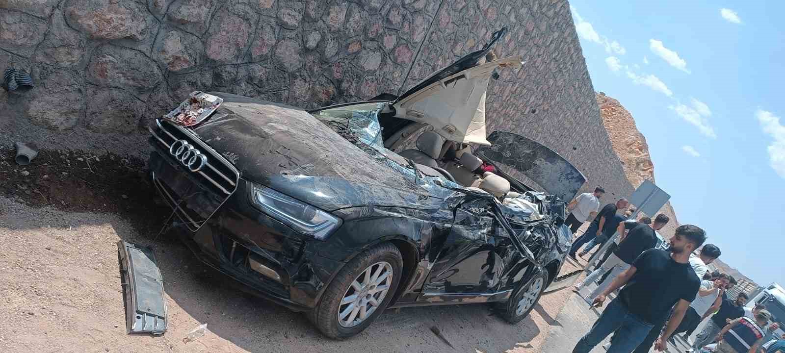 Kamyon ile otomobil çarpıştı: 1 ölü, 4 yaralı