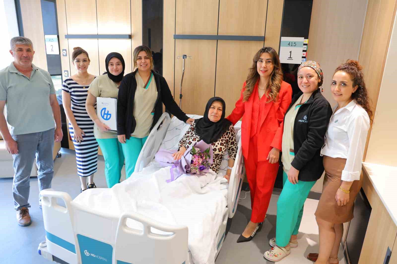 Karnında Kesi Olmadan Rahmi Alındı: Ameliyat Sonrası Aynı Gün Ayağa Kalktı