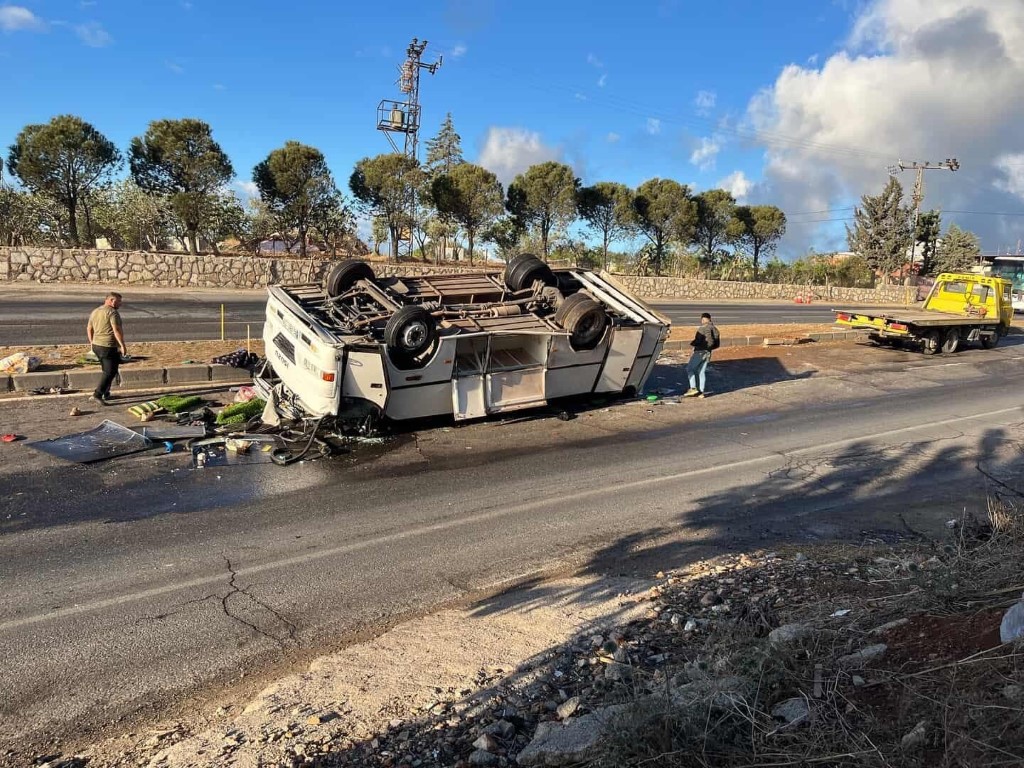 Tarım İşçilerini Taşıyan Midibüs Ters Döndü: 25 Yaralı