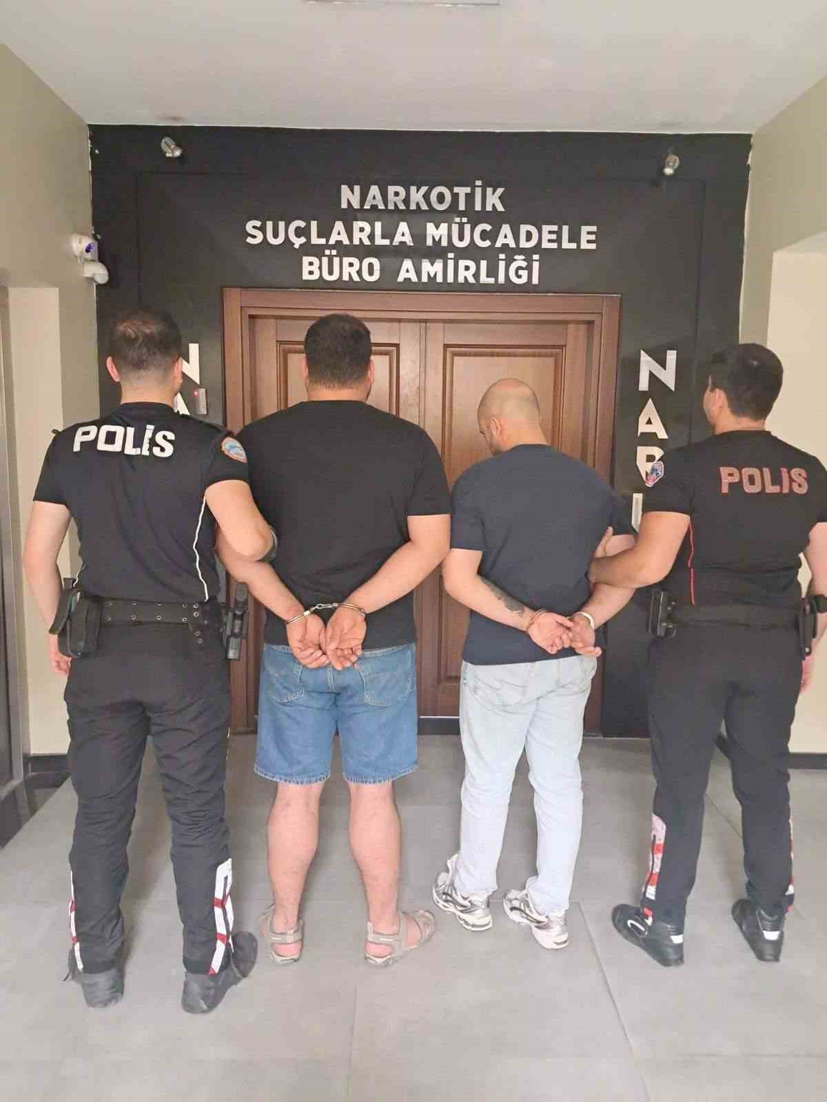 Kocaeli’de 2 şüphelinin üzerinde 162 adet sentetik ecza hapı ele geçirildi