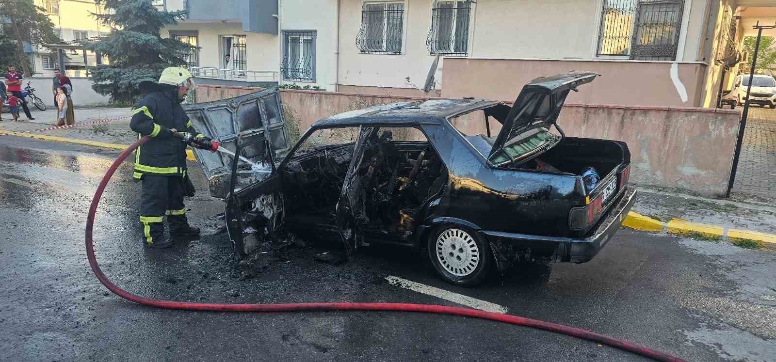 Kocaeli’de seyir halindeki otomobil alev aldı