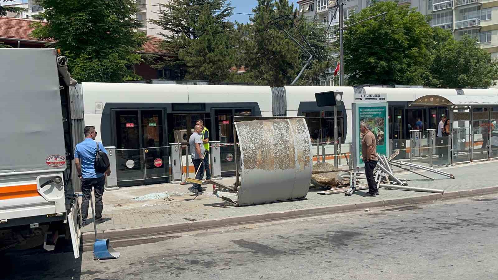 Kontrolden Çıkan Otobüs Tramvay Durağına Daldı