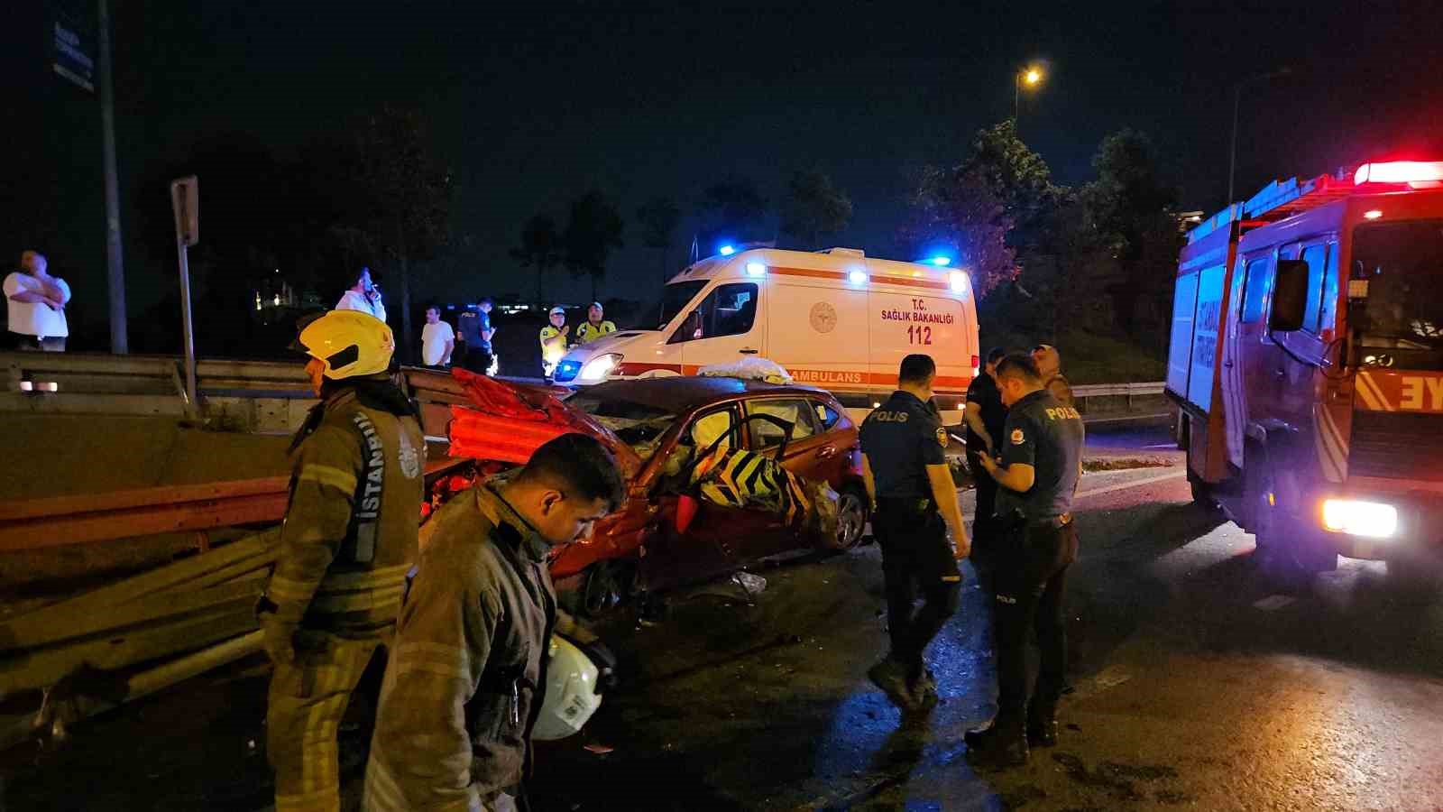 Kontrolden çıkan otomobil bariyerlere saplandı