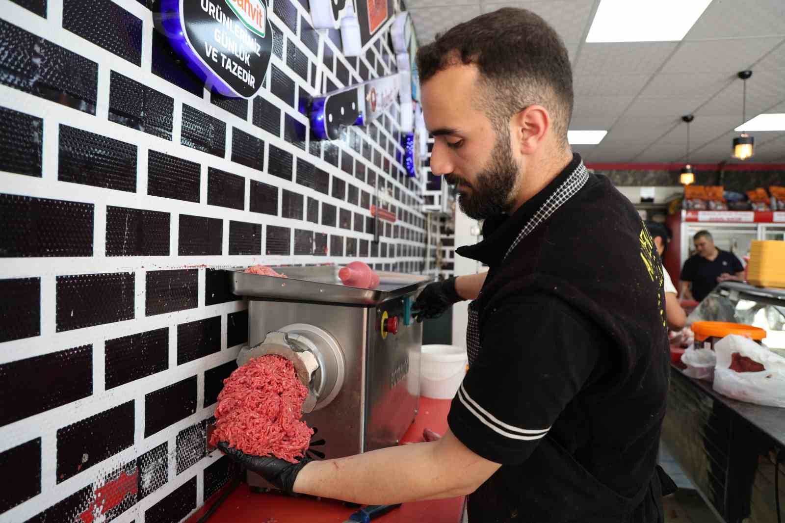 Kurban Etini Çektirmek İsteyen Vatandaşlar Kasaplara Akın Etti