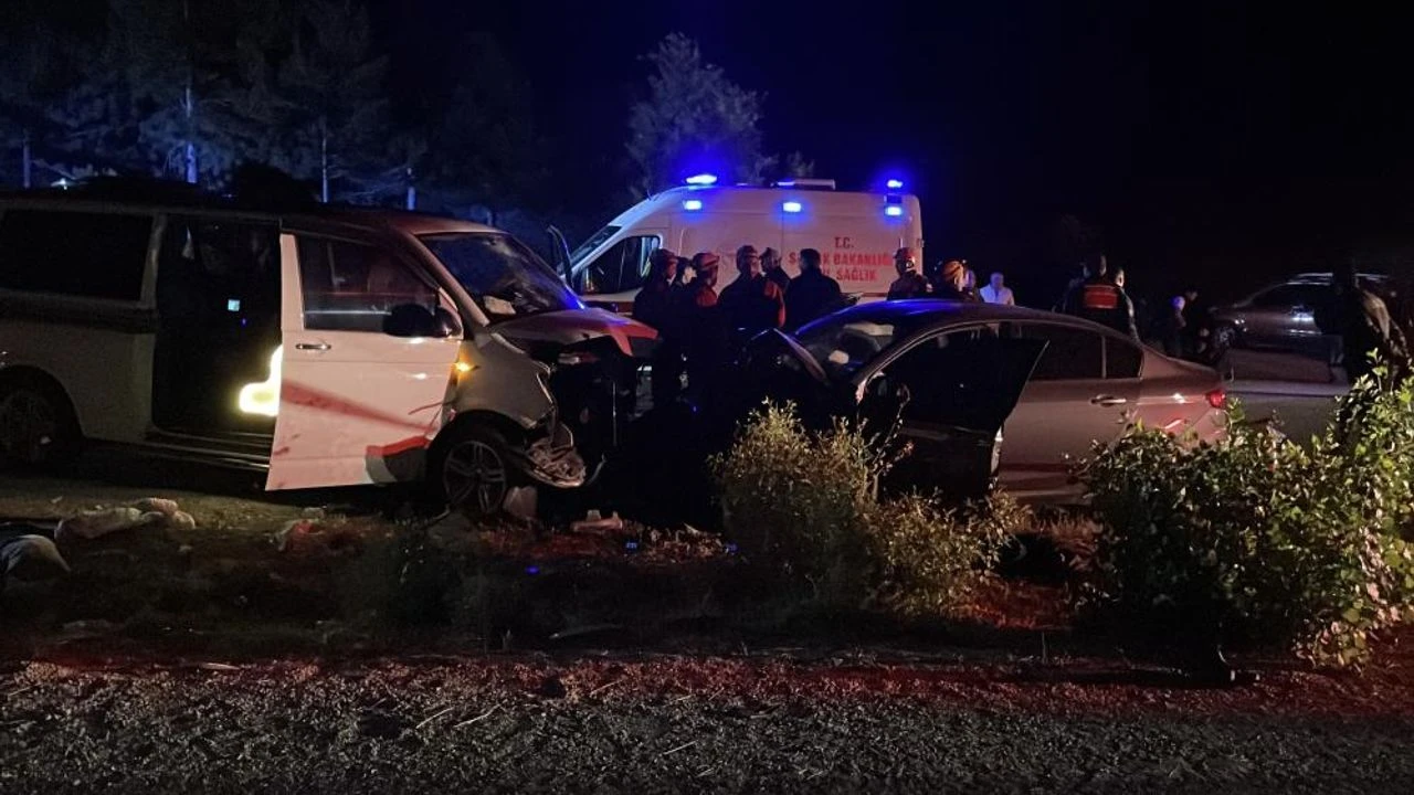 Ters yöne giren minibüs otomobille çarpıştı: 1 ölü, 8 yaralı