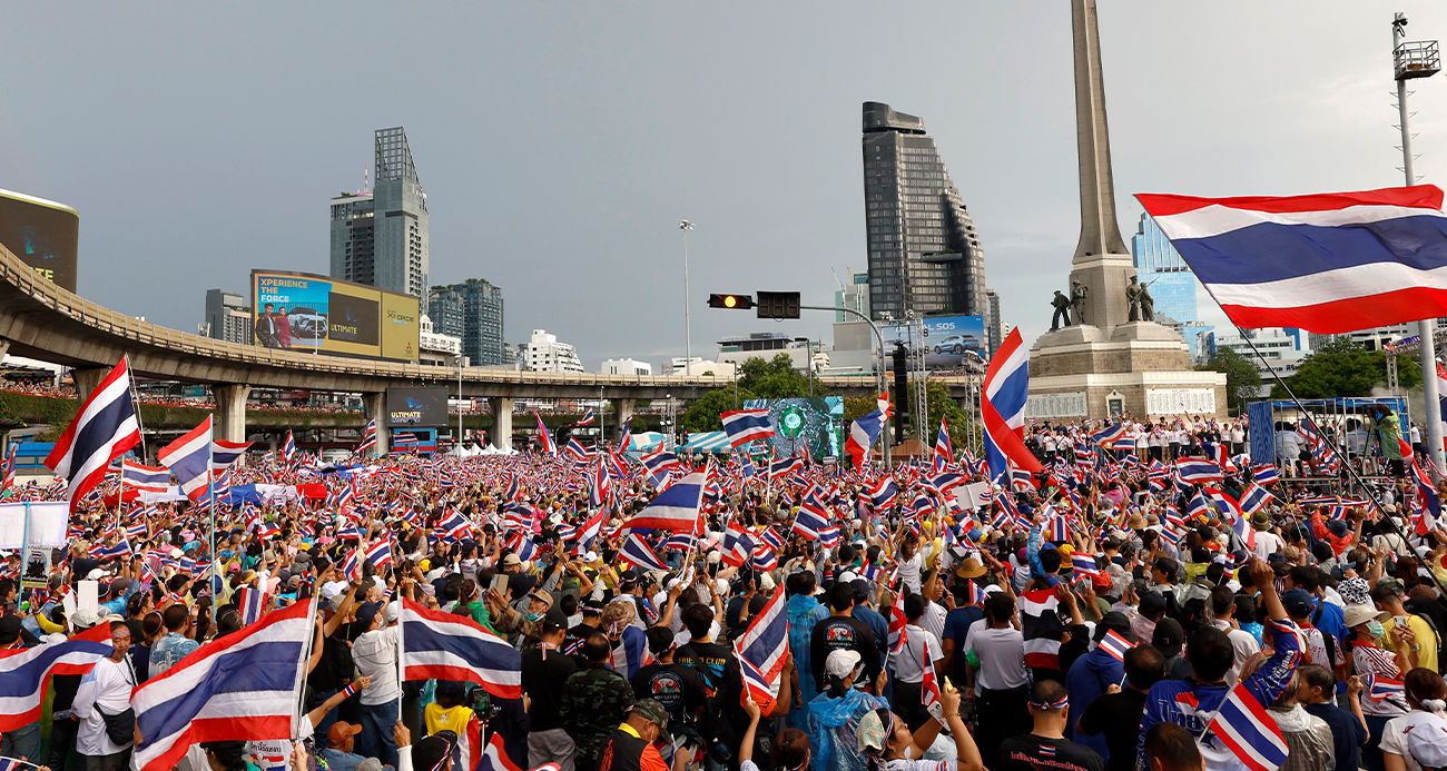 Tayland’da binlerce kişi Başbakan Shinawatra’nın istifasını talep etti