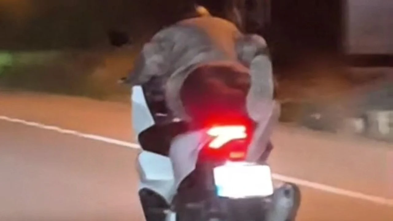 Trafikte Tehlikeli Akrobasi! Motosikletin Üzerine Yatan Sürücü İzleyenleri Şoke Etti