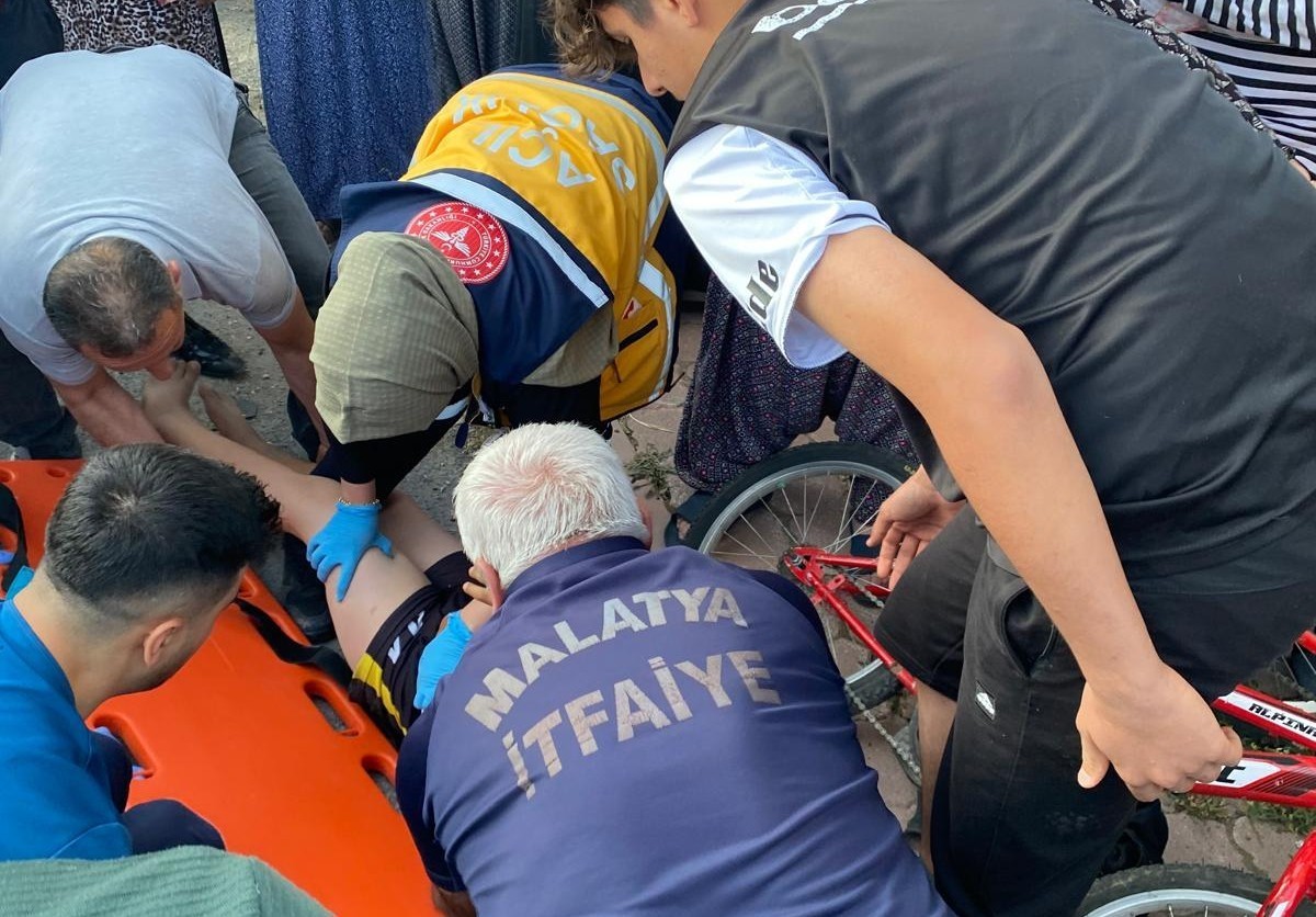 Malatya’da kontrolden çıkan araç çocukların arasına daldı: 3 yaralı