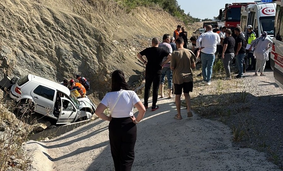 Manisa’da kontrolden çıkan araç menfeze savruldu: 1 ölü, 2 yaralı