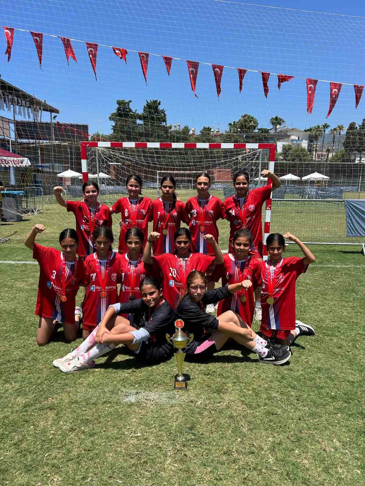 Minik hentbolcular şampiyon oldu