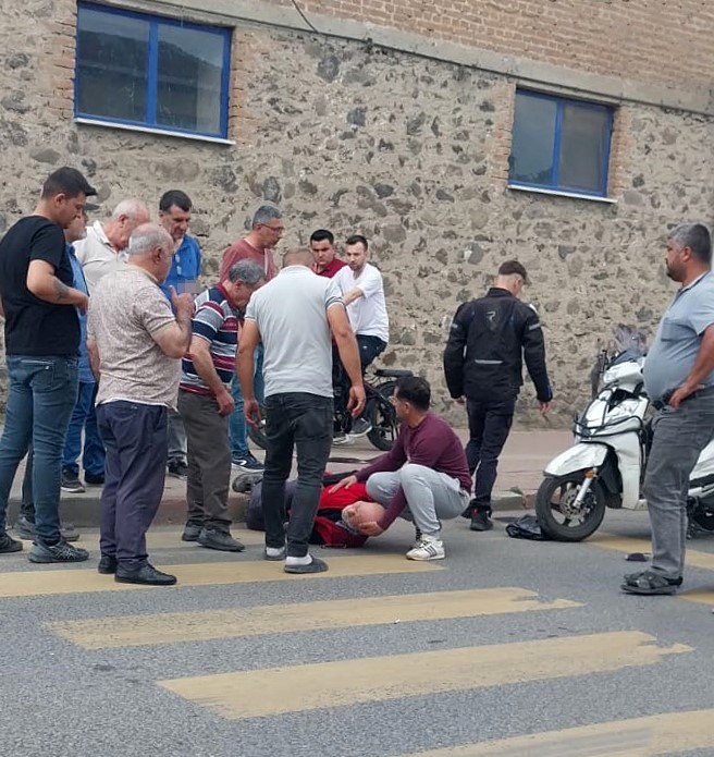 Motosikletli sürücü yayaya çarptı