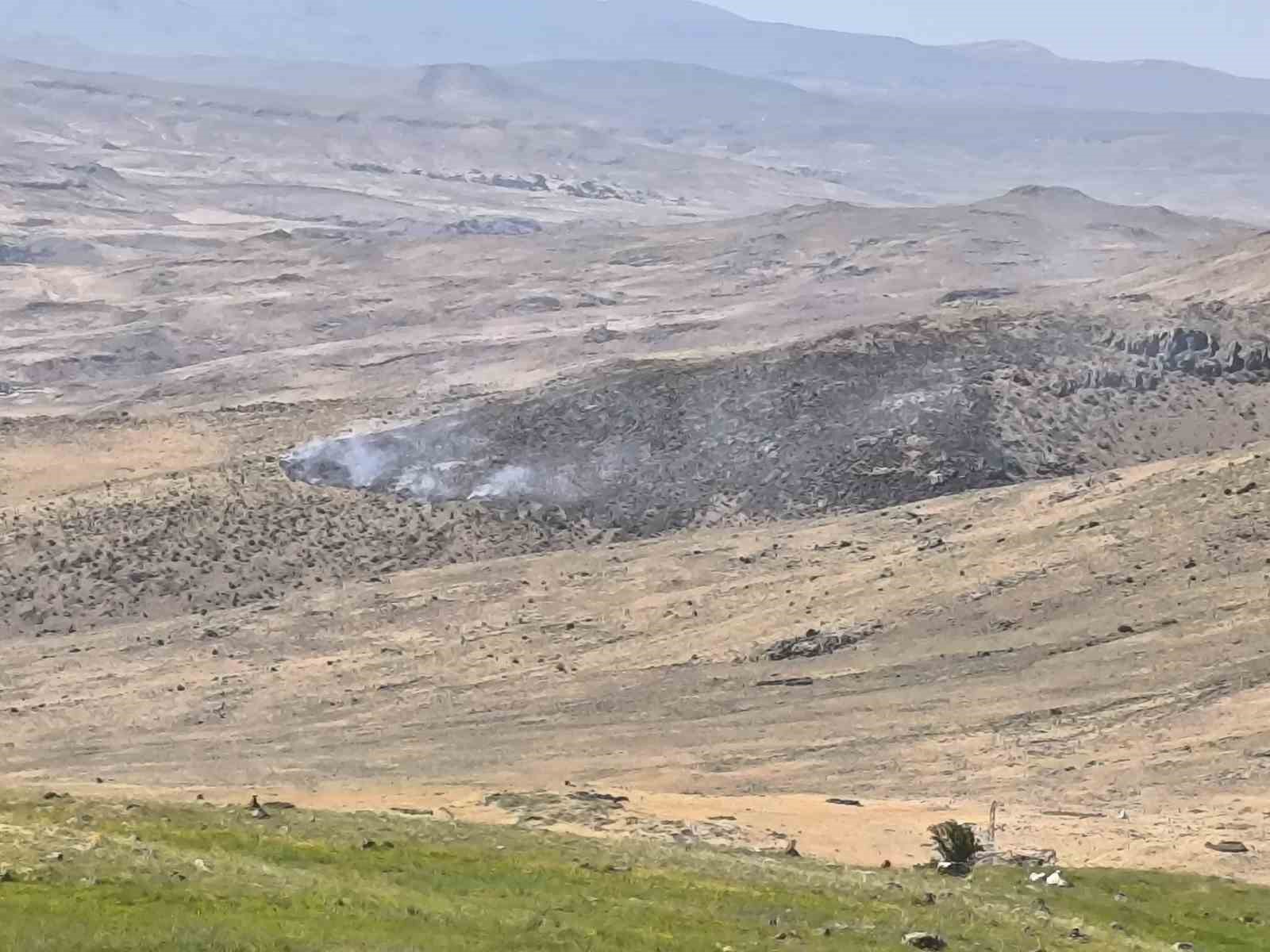 Muradiye’de boş arazide yangın paniği