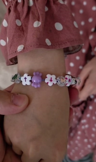 Okul kantininde satılan haç işaretli bileklik velilerin tepkisini çekti