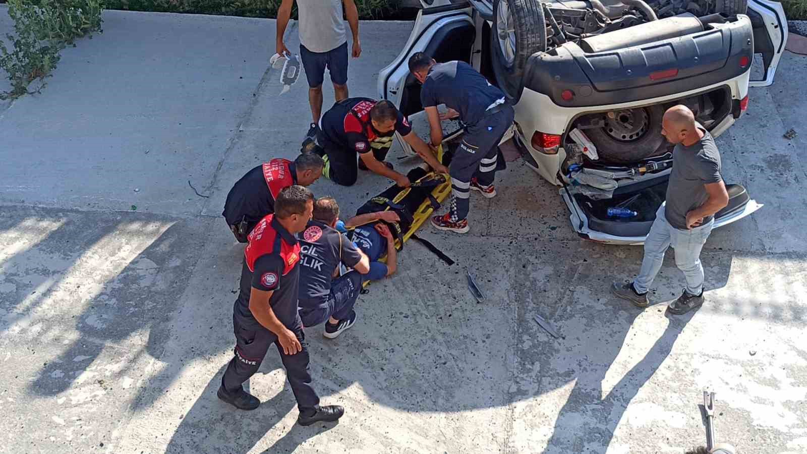 Otomobil Dereye Uçtu, Anne ve Oğlu Yaralandı