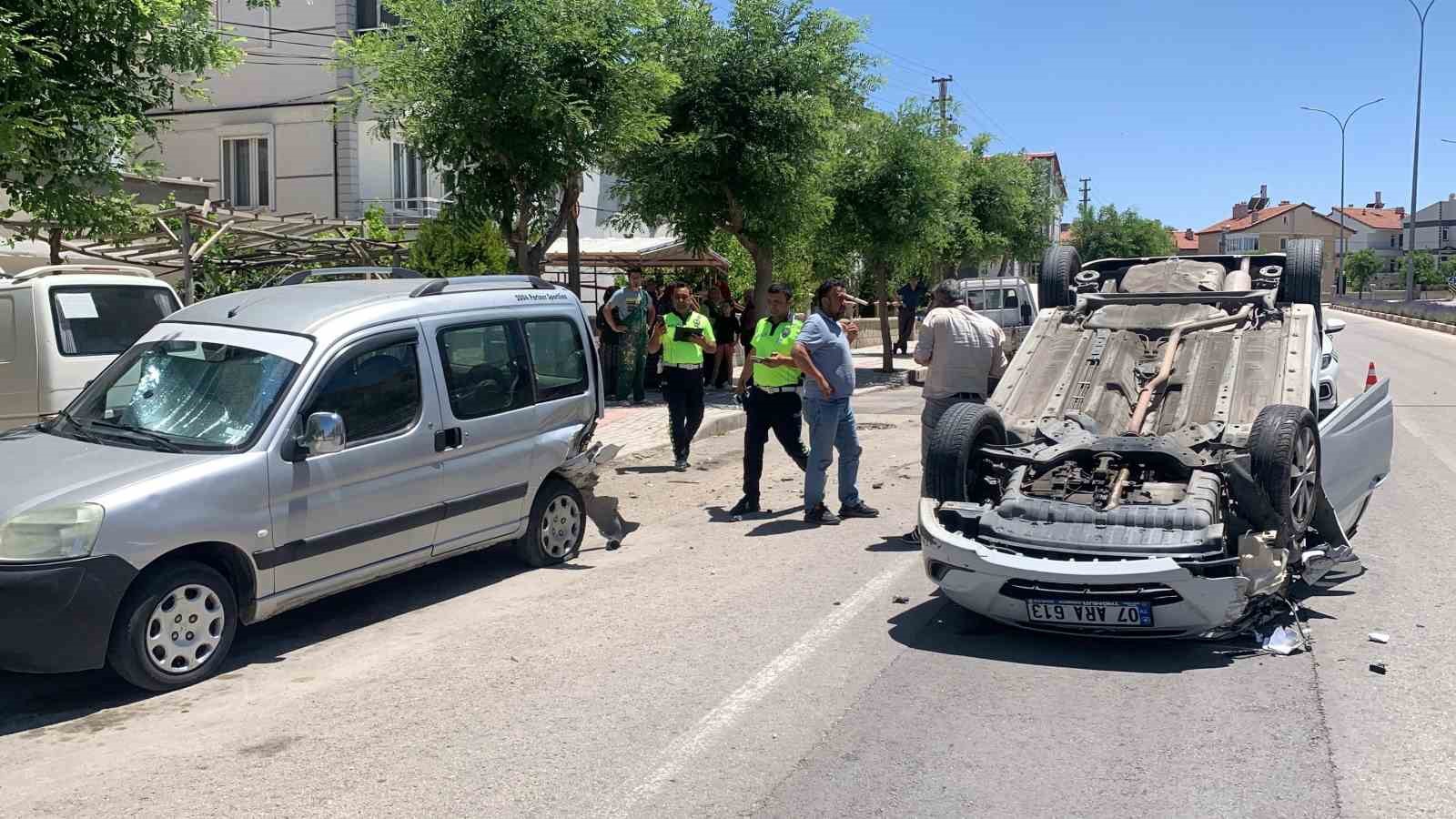 Park halindeki araca çarpan otomobil ters döndü: 2 yaralı