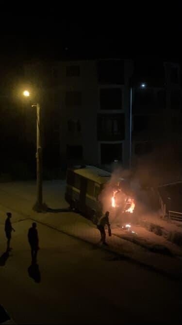 Park Halindeki Minibüs Alev Alev Yandı