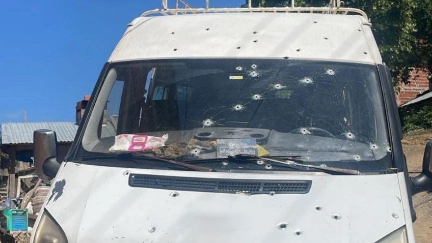 Park halindeki minibüse kurşun yağdırdılar