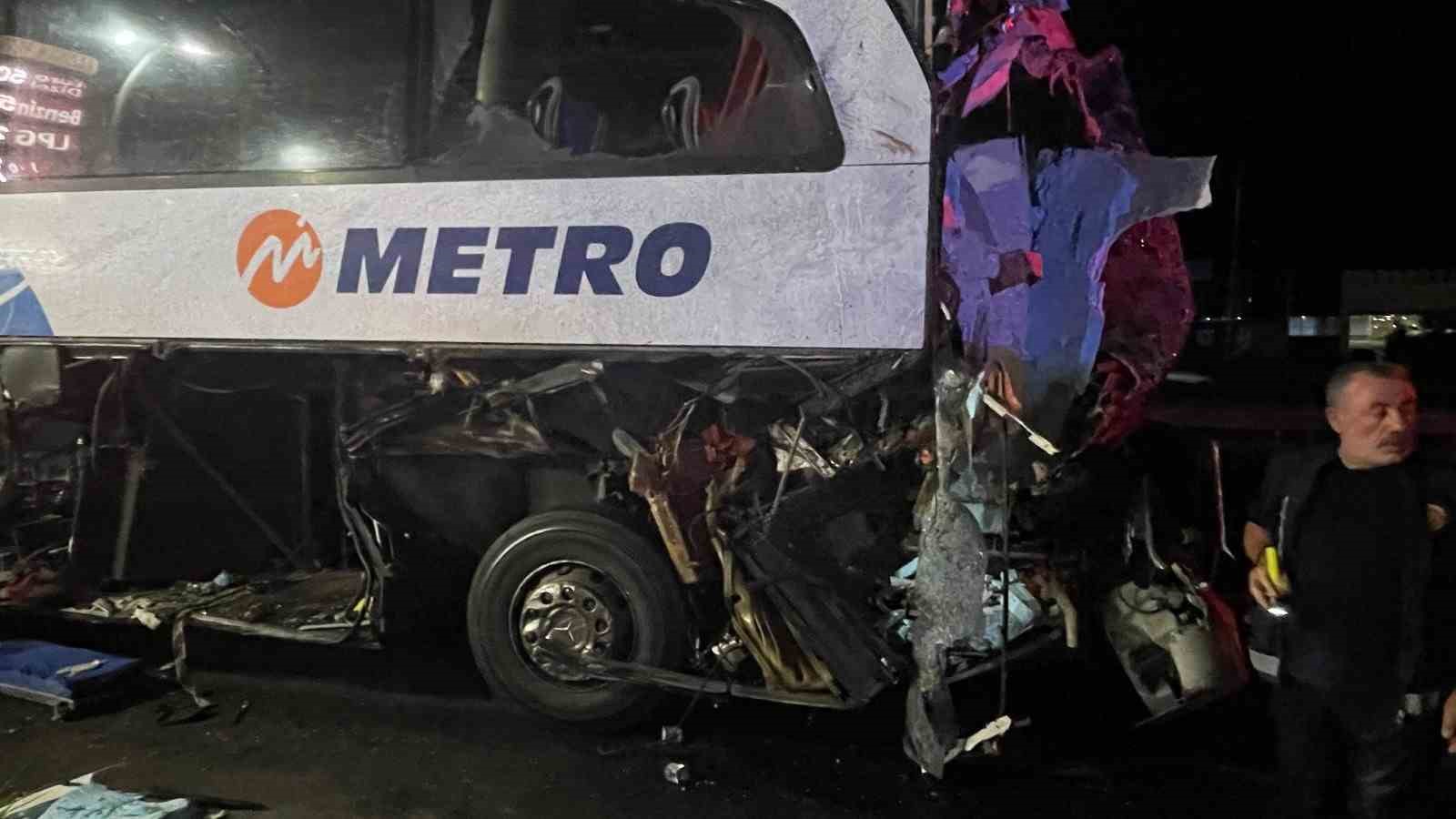 Sakarya’da 40 yolcusu olan otobüs tıra çarptı, 12 kişi yaralandı