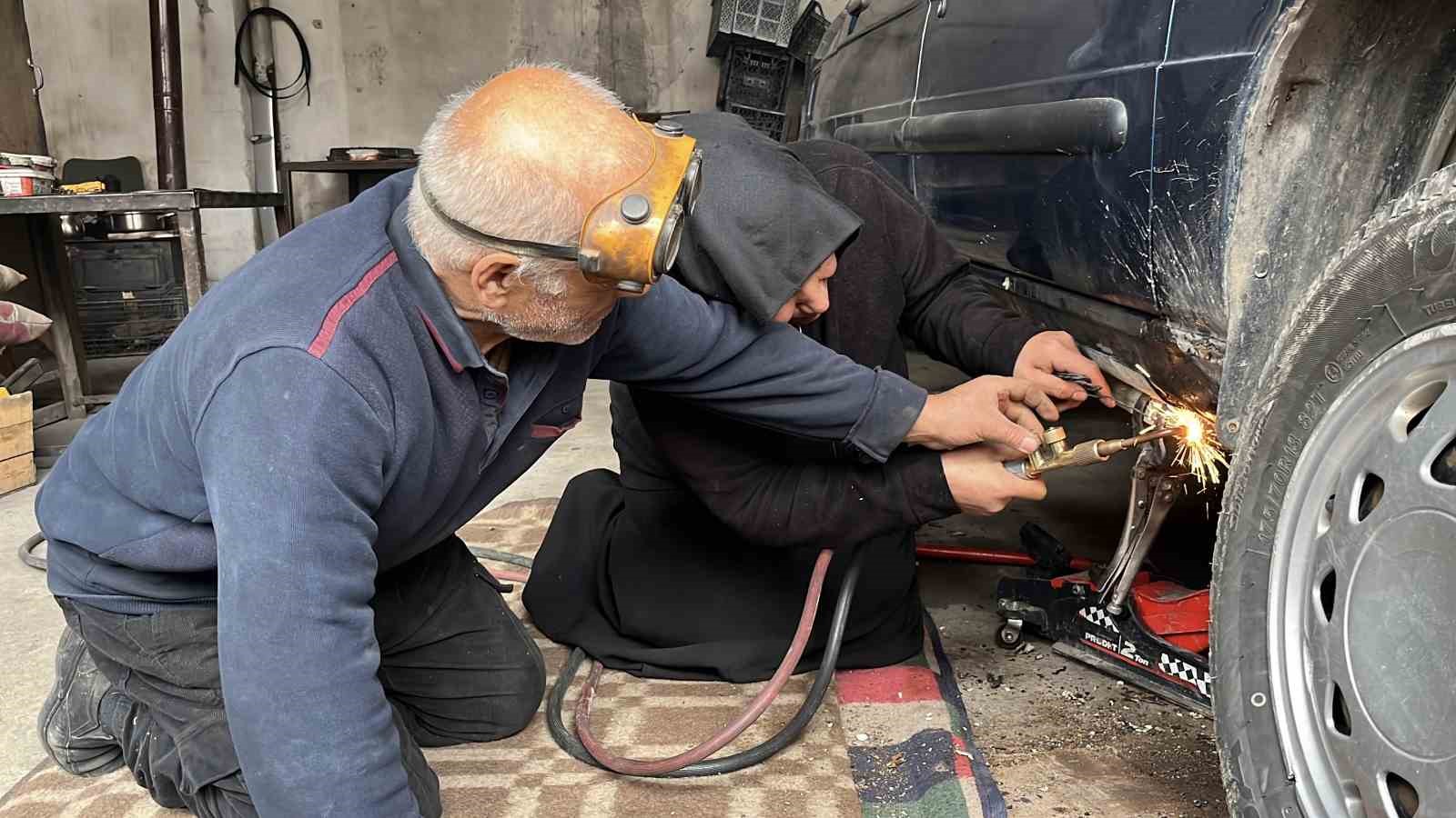 Sanayinin tek kadın çırağı 25 yıldır usta eşine çıraklık yapıyor