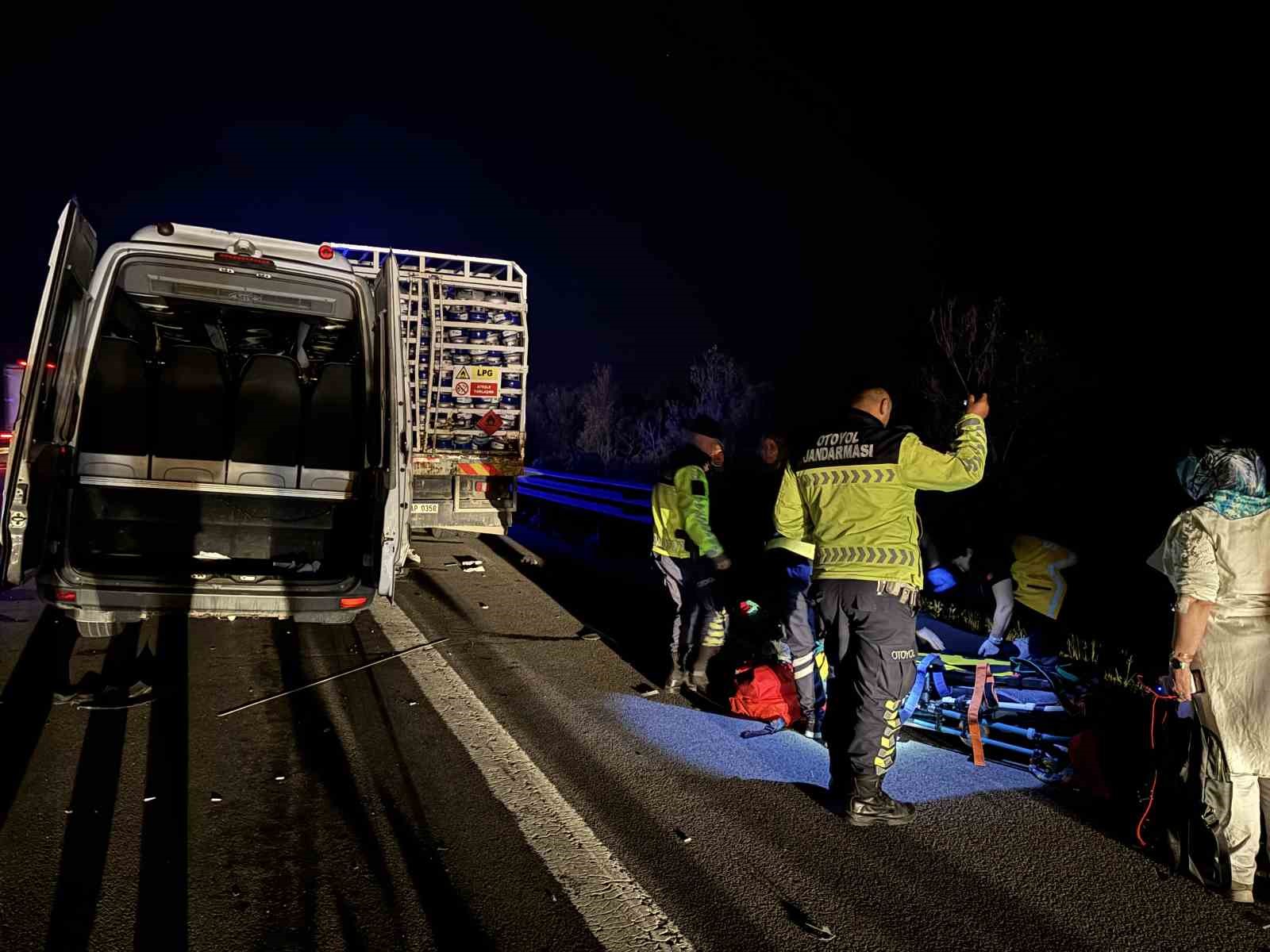 TEM’de Feci Kaza: Tüp Yüklü Kamyon ile Minibüs Çarpıştı, 16 Yaralı
