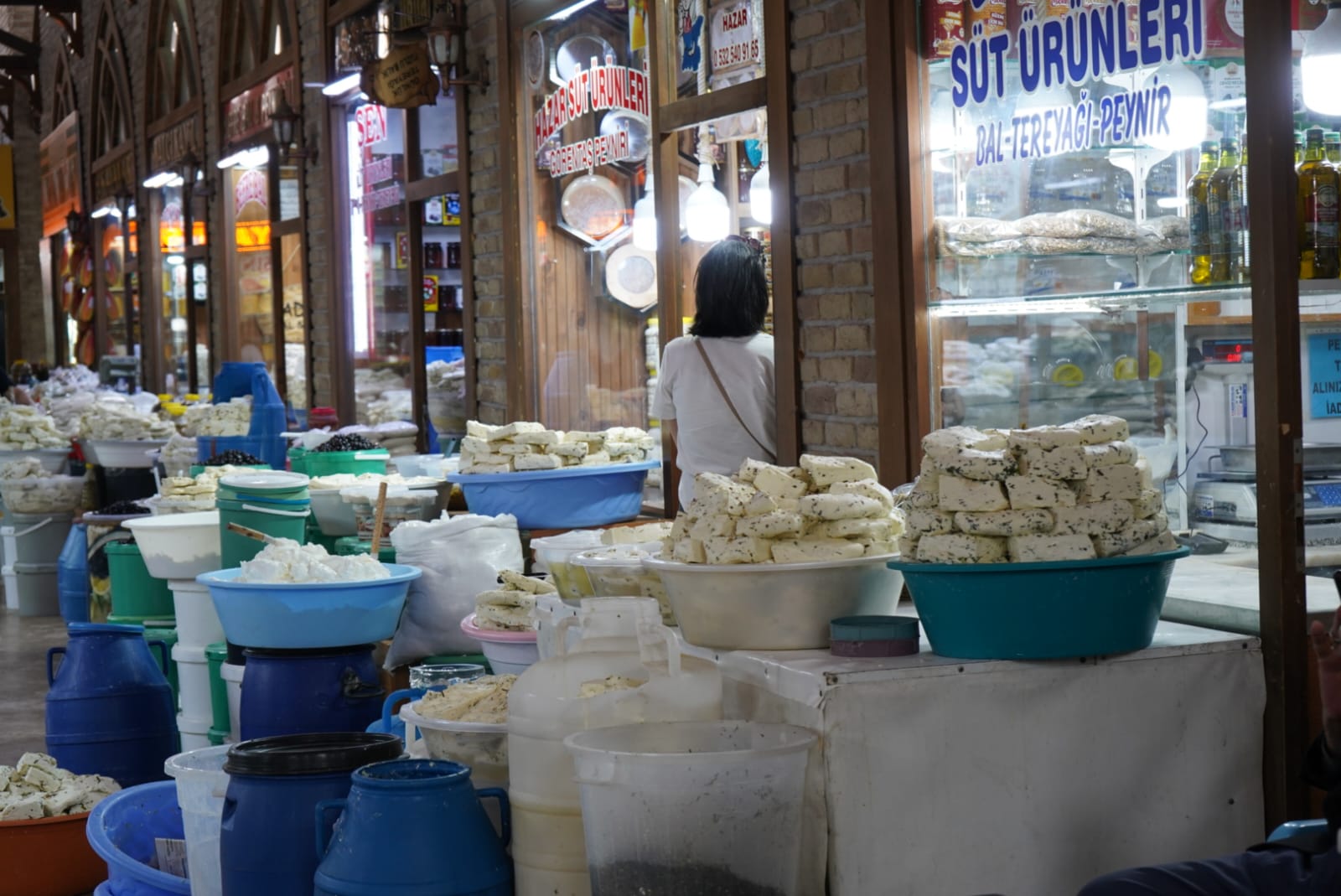 Bidonlarla alınan Van Otlu Peyniri Artık Kilo İşi Alınıyor