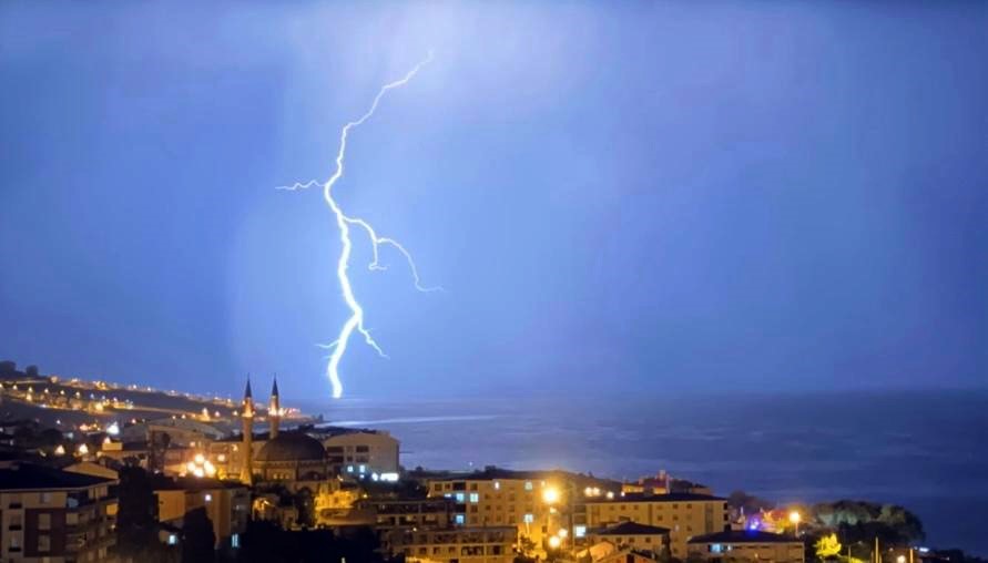 Van Gölü’ne düşen yıldırımlar görsel şölen oluşturdu