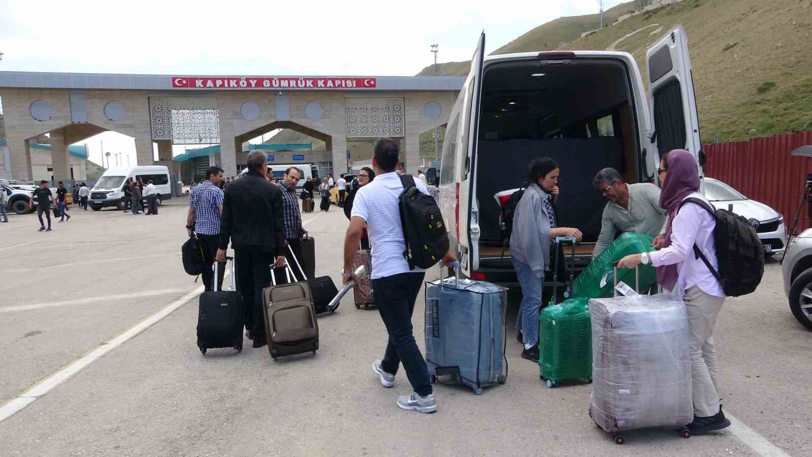 Van sınırında İranlıların dönüş hareketlliği sürüyor