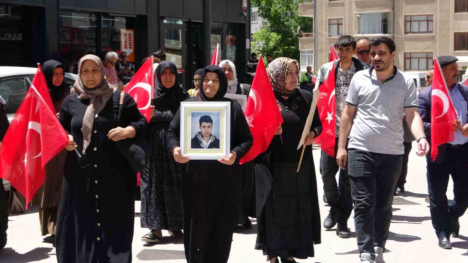 Van’da evlat nöbetindeki aileler: “Umutla çocuklarımızı bekliyoruz”