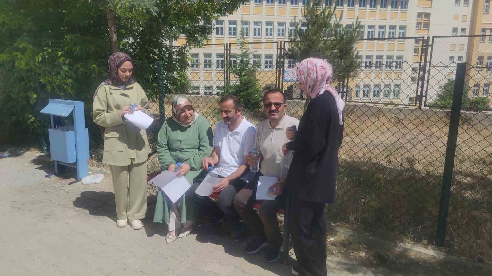 Van’da ikiz kardeşler kızlarıyla birlikte YKS’ye girdi