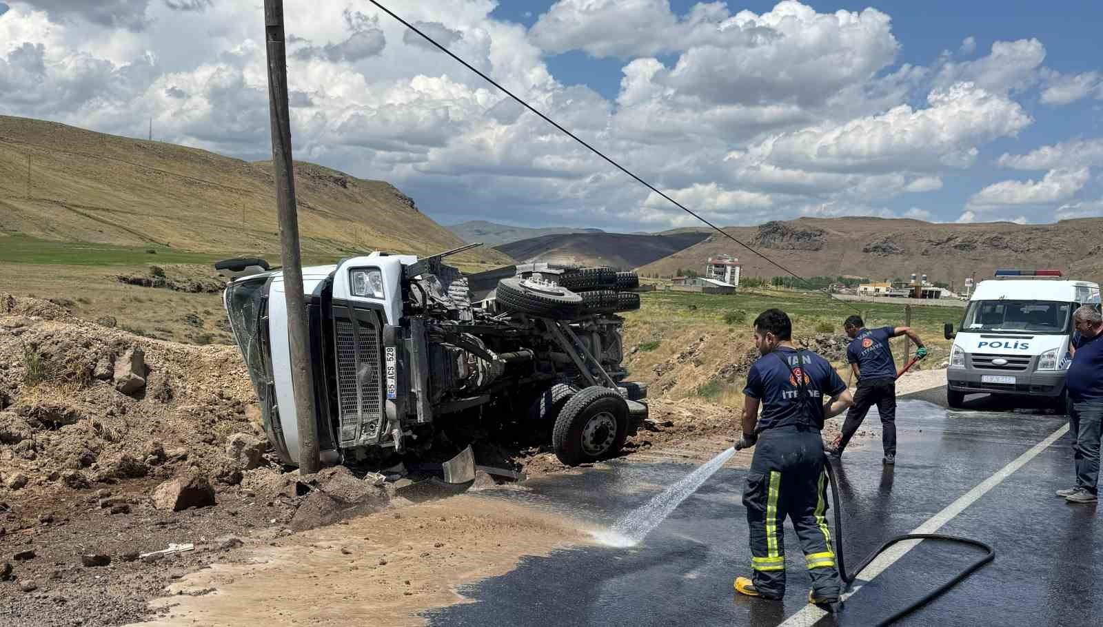 Van’da kum yüklü tır devrildi: Sürücü yara almadan kurtuldu