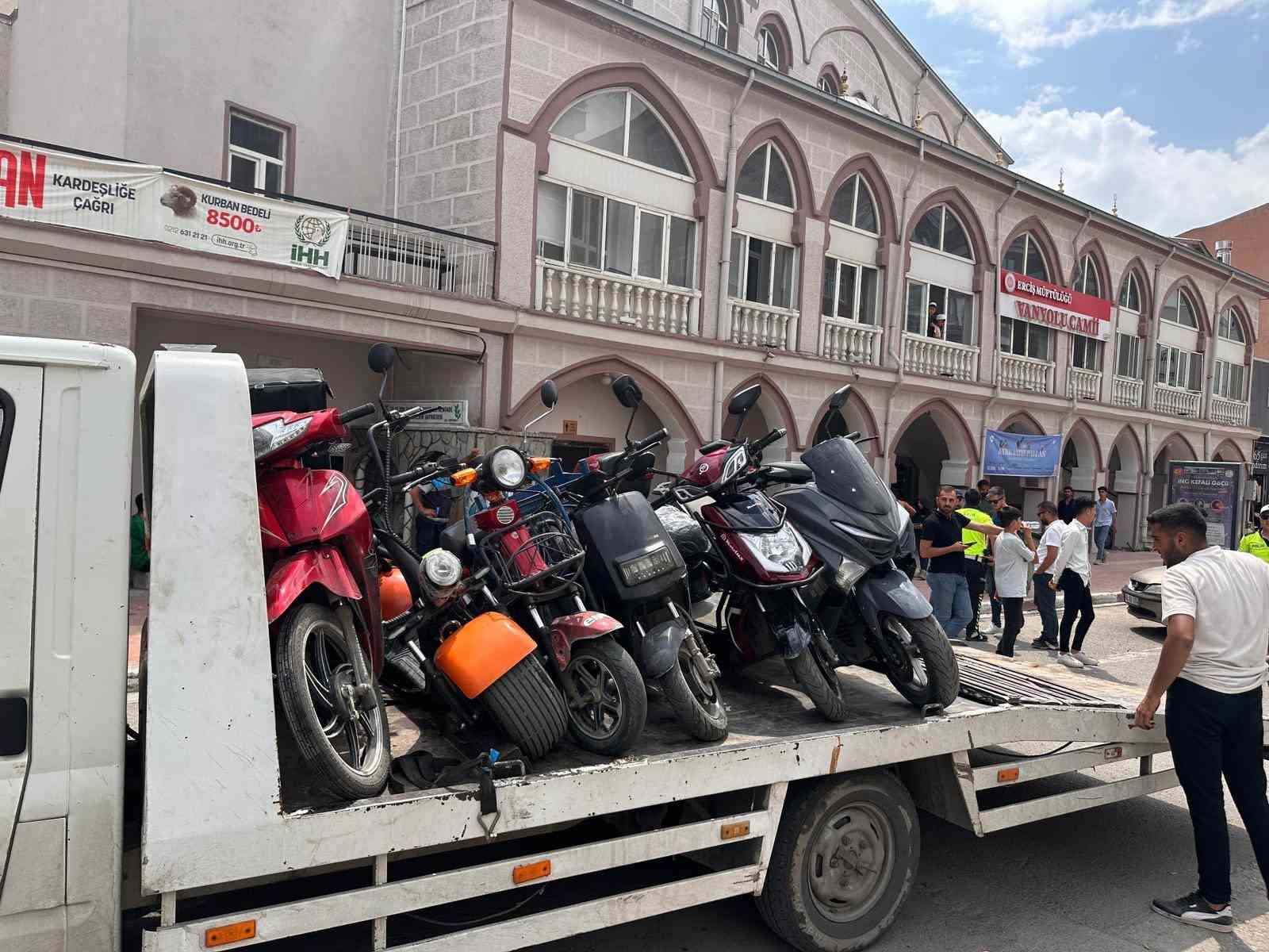 Van’da motosiklet sürücülerine ceza yağdı!