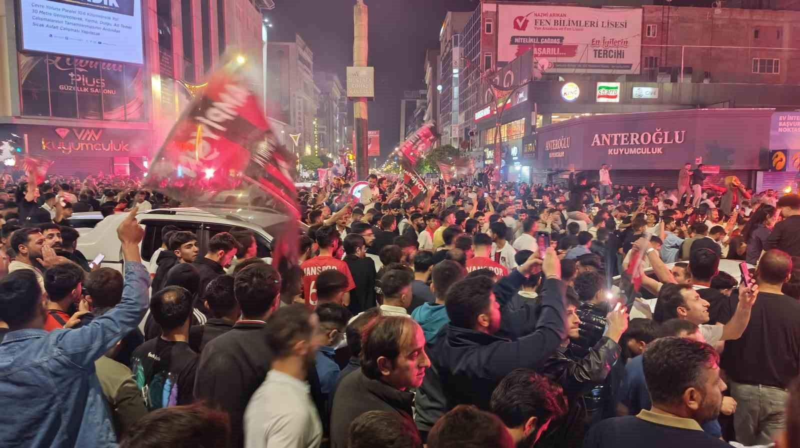 Vanspor şampiyon oldu. Van sokakları düğün yerine döndü!
