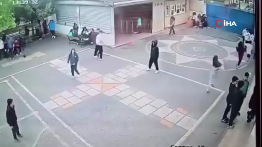 Ataşehir’de camına taş atılmasına sinirlenen kadın, okulun bahçesindeki çocuğa saldırdı