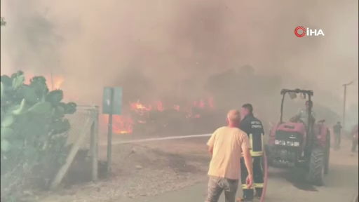 Antalya’da iki noktada çıkan yangında alevlerle burun buruna geldiler