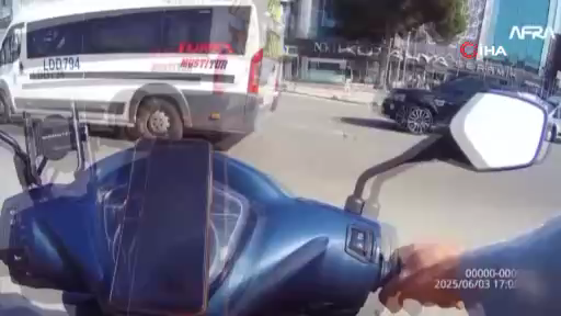 Ataşehir’de yol verme kavgasında sürücüler birbirine girdi: ‘Ehliyetler gidiyor, yapmayın’