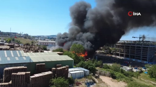 Palet fabrikası alev alev yanıyor