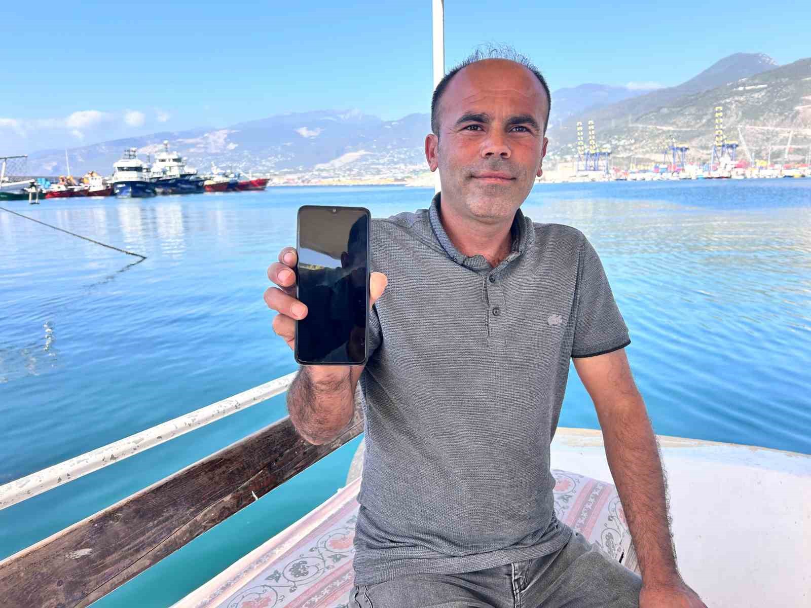 Yakaladığı devasa köpek balığını tekrar denize bıraktı