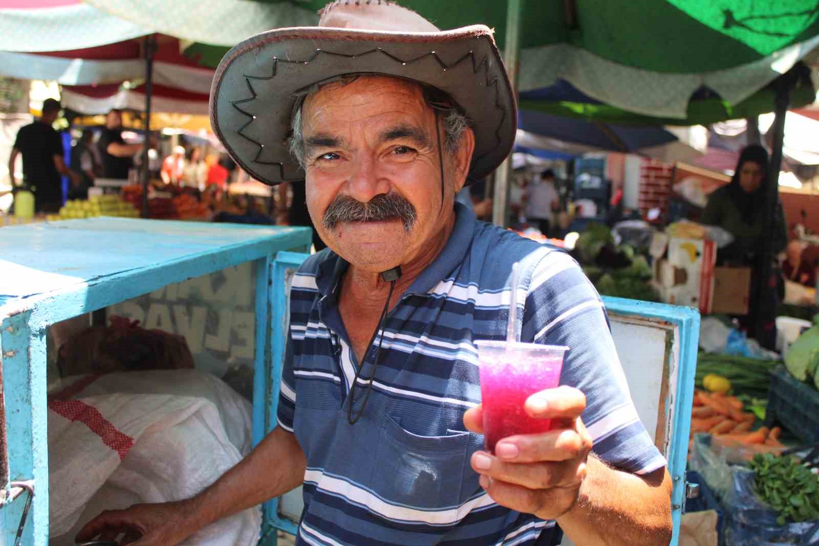 Yaptığı kar helvası ile pazar esnafını serinletiyor