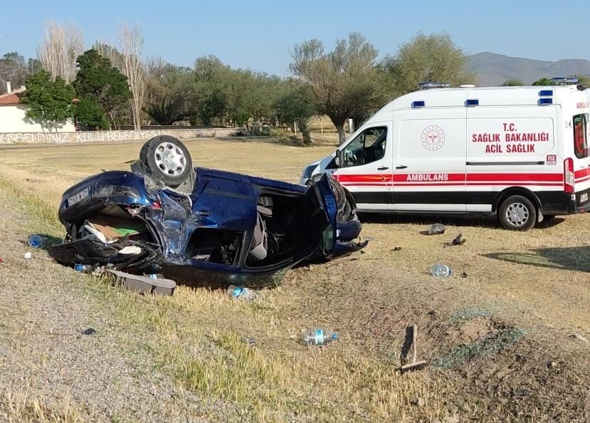 Yaşlı sürücü virajı alamayınca takla attı: 2 yaralı