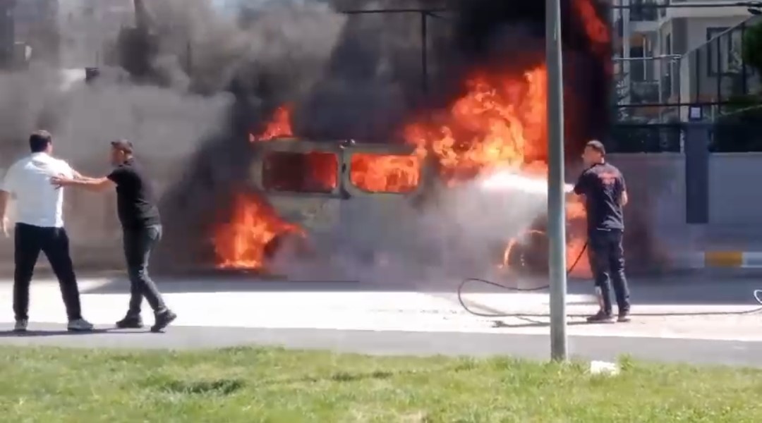 Van’da Korkutan Yangın: Park Halindeki Minibüs Kullanılamaz Hale Geldi