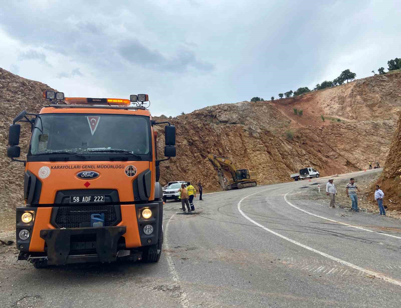 Yoldan çıkan tırın üzerindeki iş makinası düştü