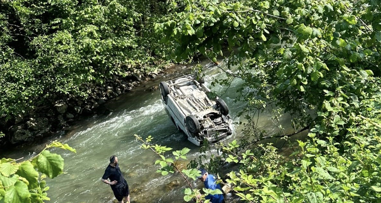 Araç dereye uçtu: 2 ölü, 1 yaralı