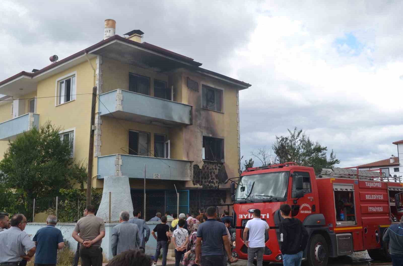 Televizyonun patlaması 3 katlı evi küle çevirdi