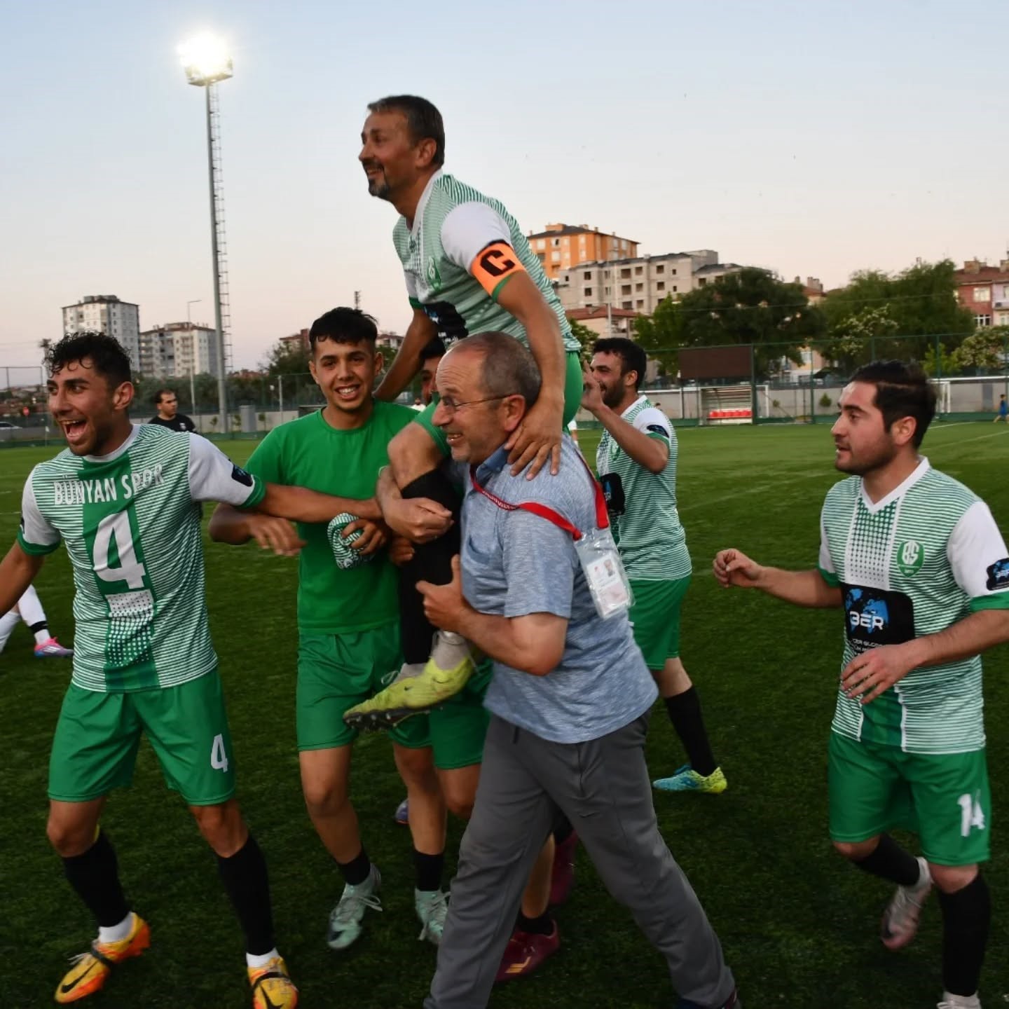 Şampiyon oldu, futbolu bıraktı