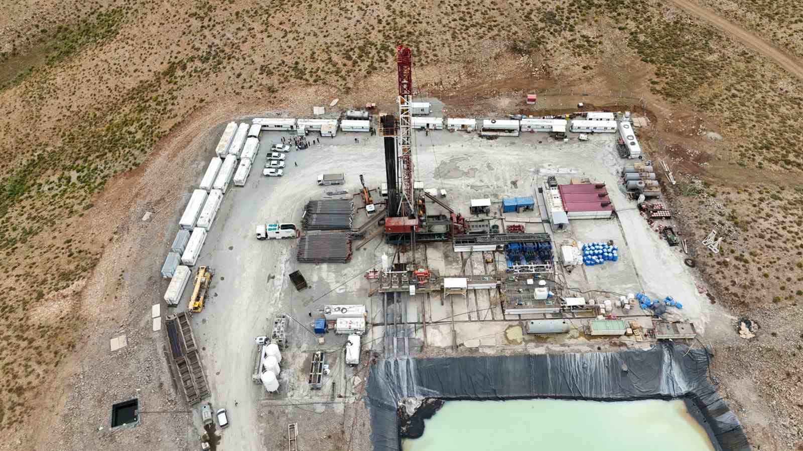 Kato Dağı’nda petrol heyecanı: 2 bin 800 metreye inildi
