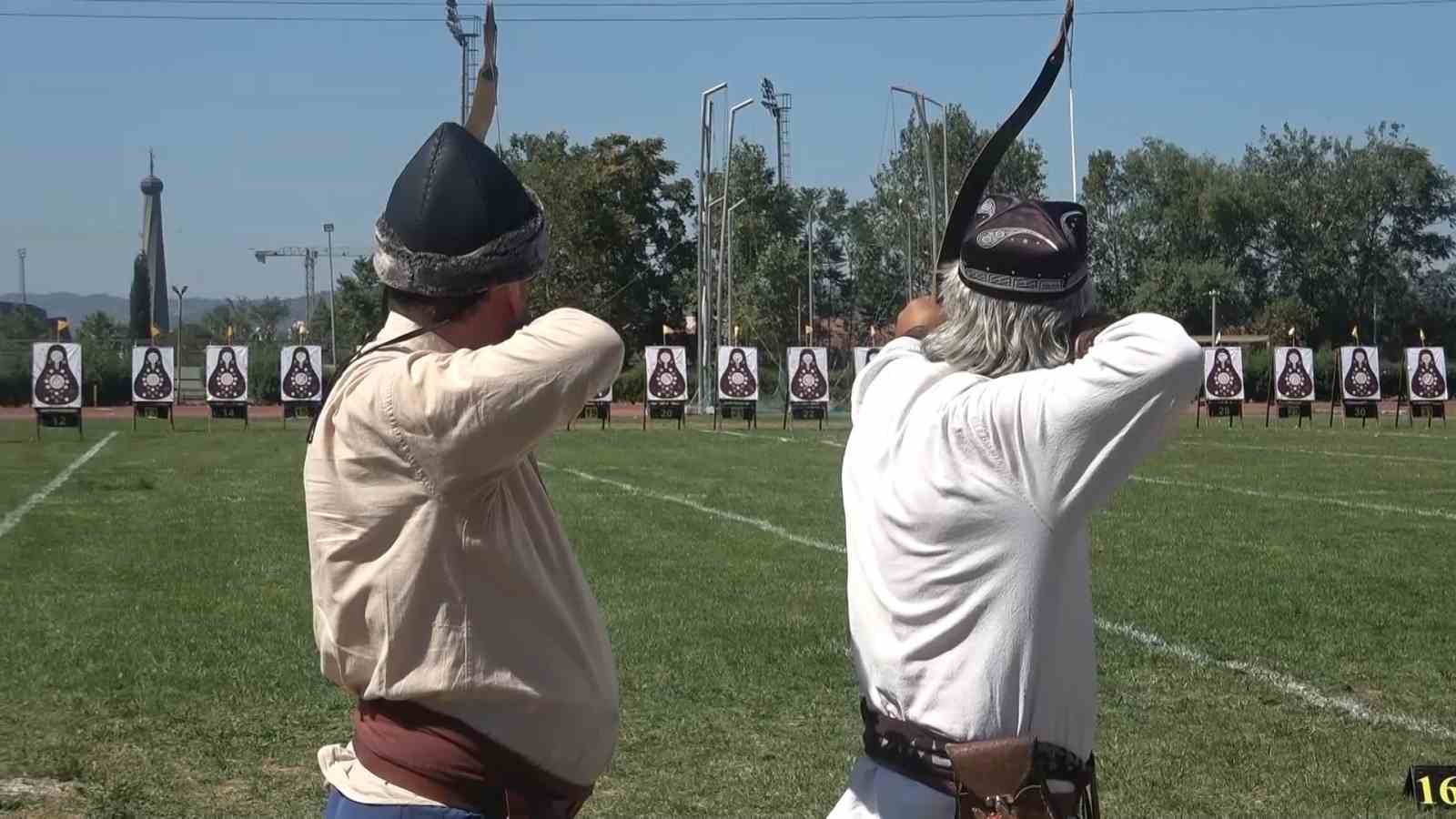 Geleneksel Türk Okçuluğu kemankeşleri hedefe kitlendi