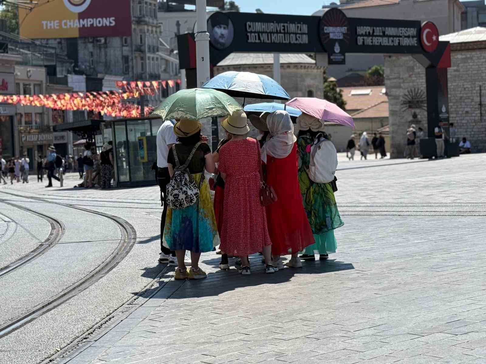 Taksim’de sıcak hava bunalttı